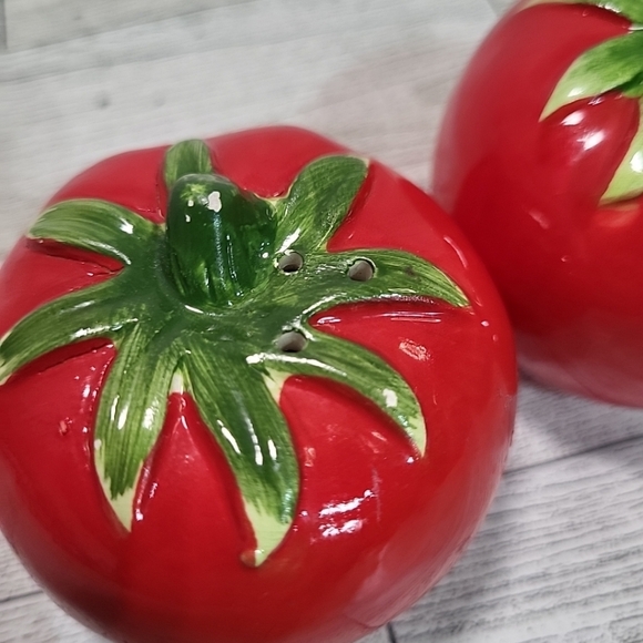 Tomato Salt & Pepper Shaker Platic Stops In Both Summer Picnic Garden - Picture 3 of 8